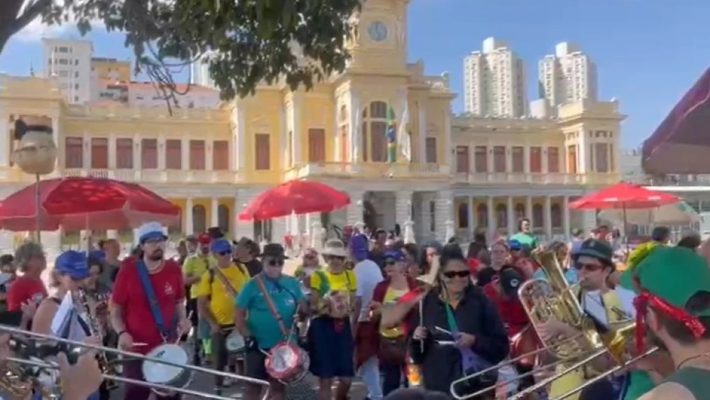 'Cortejo da Tornozeleira': foliões de blocos carnavalescos tomam a Praça da Estação em BH 2 'Cortejo da Tornozeleira': foliões de blocos carnavalescos tomam a Praça da Estação em BH - download 8