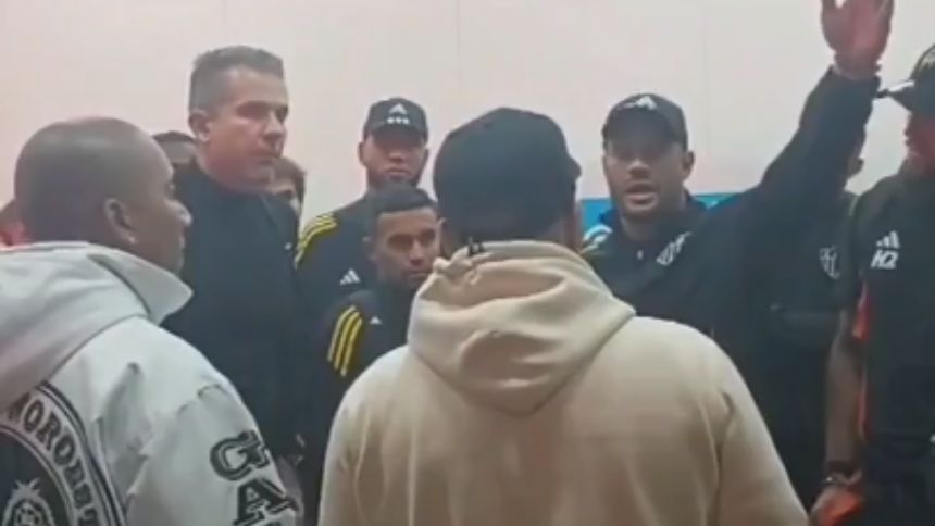 Vídeo: Elenco do Atlético é recebido com protesto em Confins após derrota: 'Tem que ter raça' 2 Elenco do Atlético é recebido com protesto em Confins após derrota