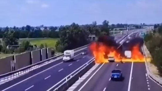 Avião cai em rodovia na Itália e mata dois idosos; vídeo mostra momento da queda 2 Avião cai em rodovia na Itália e mata dois idosos; vídeo mostra momento da queda
