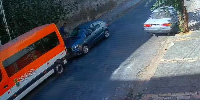 Vídeo: Dupla furta estepe de van da Defesa Civil em BH 2 Dupla furta estepe de van da Defesa Civil em BH