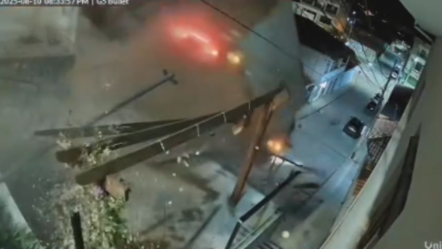 Vídeo: Caminhão perde freios, 'voa' e atinge carros estacionados em Minas - CAMINHAO VOA PRACA MG