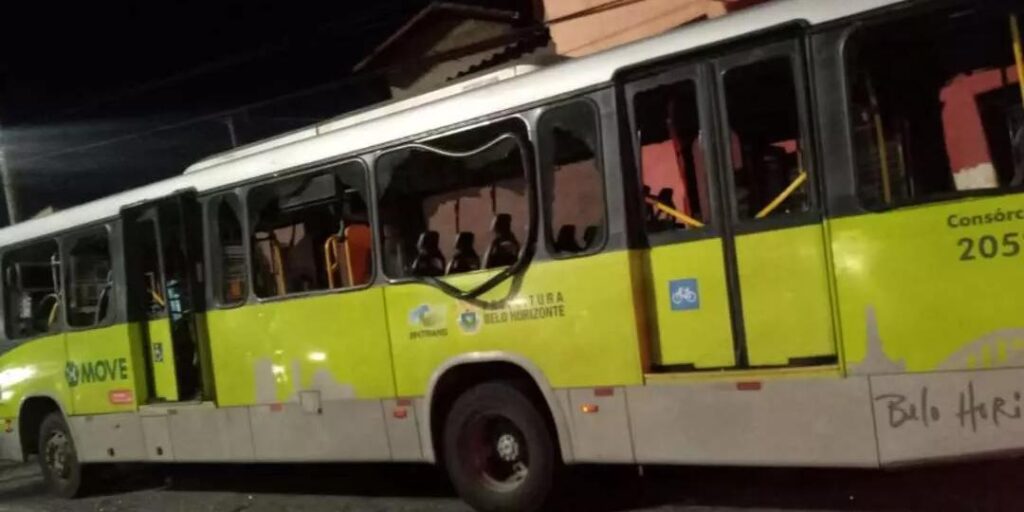 Cruzeiro e Máfia Azul são multados em R$ 100 mil por morte de atleticano em ataque a ônibus 2 Cruzeiro e Máfia Azul são multados em R$ 100 mil por morte de atleticano em ataque a ônibus