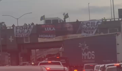 Bolsonaristas fazem 'buzinaço' contra Lula e Moraes em viaduto de BH 2 Bolsonaristas fazem 'buzinaço' contra Lula e Moraes em viaduto de BH - image 1