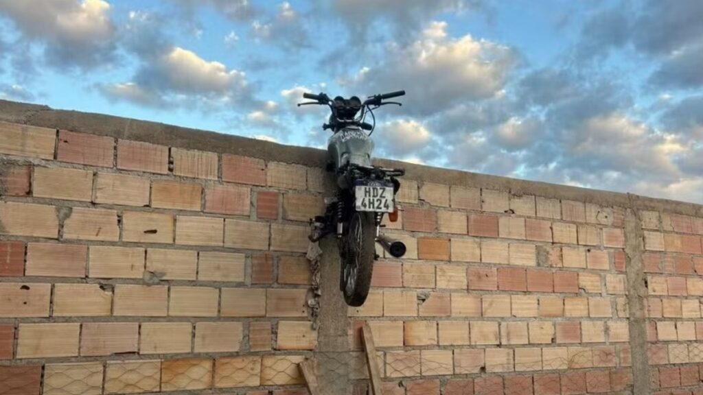 Menores tentam roubar pátio do Detran, mas deixam moto pendurada na fuga em Minas