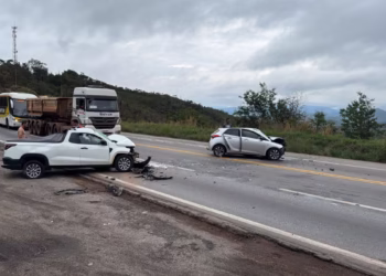 Um acidente entre dois veículos na BR-381, próximo ao km 423, em Caeté, na região metropolitana de Belo Horizonte, deixou pelo menos três pessoas feridas na tarde deste sábado (8). Duas delas – uma mulher de 56 anos e uma criança de 7 – foram encaminhadas ao Hospital João XXIII. De acordo com o Corpo de Bombeiros, a colisão frontal foi de grande impacto, a ponto de amassar completamente a dianteira de ambos os carros. A mulher precisou ser resgatada das ferragens, enquanto a criança sofreu um ferimento na perna. Uma terceira vítima, que estava no outro carro, foi atendida pelo Samu e levada para um hospital próximo. O tráfego no local foi controlado pela Polícia Rodoviária Federal durante os trabalhos de socorro.