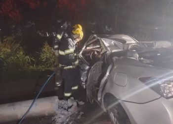 Dois homens morrem após carro bater em poste em Betim; motorista fugiu do local