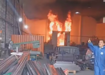 Incêndio de grandes proporções atinge fábrica de plásticos em Betim