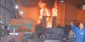 Incêndio de grandes proporções atinge fábrica de plásticos em Betim