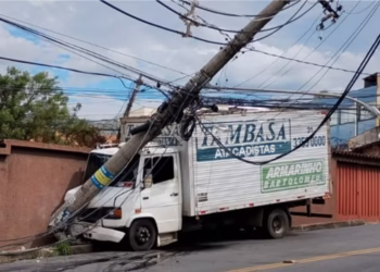 Caminhão bate em poste e fecha avenida de BH