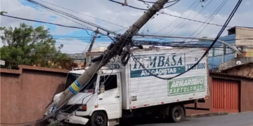Caminhão bate em poste e fecha avenida de BH
