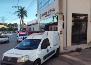 Homem furta ambulância, bate em poste e acaba preso no Norte de Minas