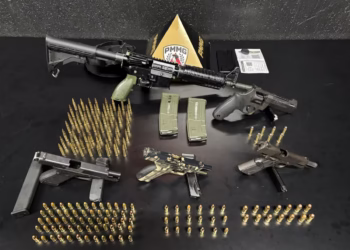 Membros do Comando Vermelho são presos com fuzil em carro roubado, no bairro Gutierrez