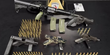 Membros do Comando Vermelho são presos com fuzil em carro roubado, no bairro Gutierrez