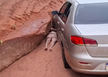 Vídeo: Homem fica com a cabeça presa sob carro após tentar desatolar veículo em MG